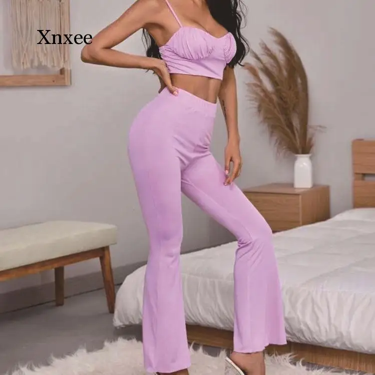 Облегающий пикантный однотонный укороченный топ с рюшами и брюки-клеш комплект