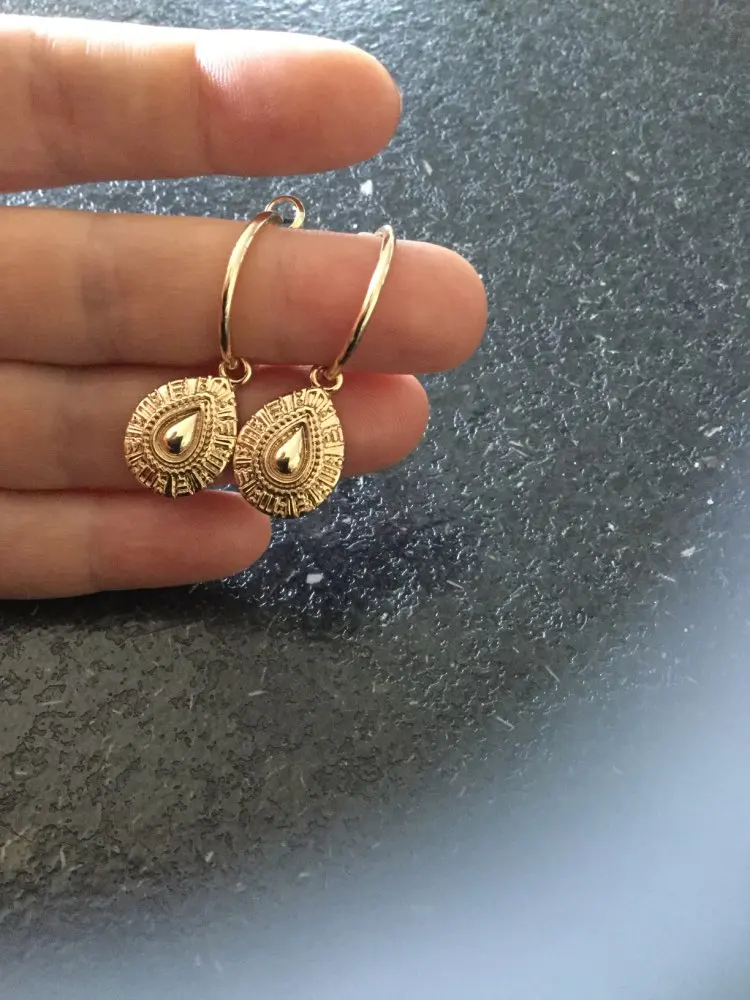 Трендовые серьги кольца золотистого цвета с текстурированной гравировкой в виде