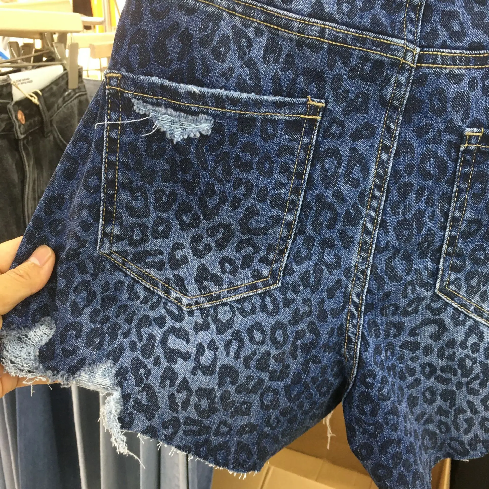 

Blue Leopard Print Shorts Women's Summer New Fashion Hole Raw Edge Loose Wide Leg Pants High Waist Casual Denim Hot Pants Y1190