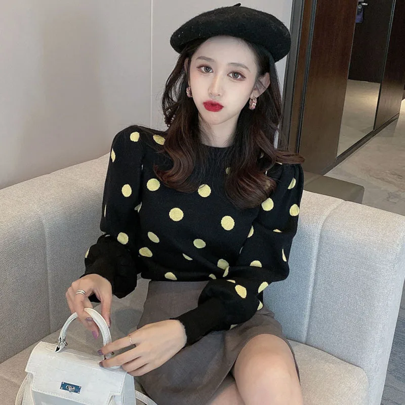 Свитер женский трикотажный контрастных цветов в горошек с пышными рукавами