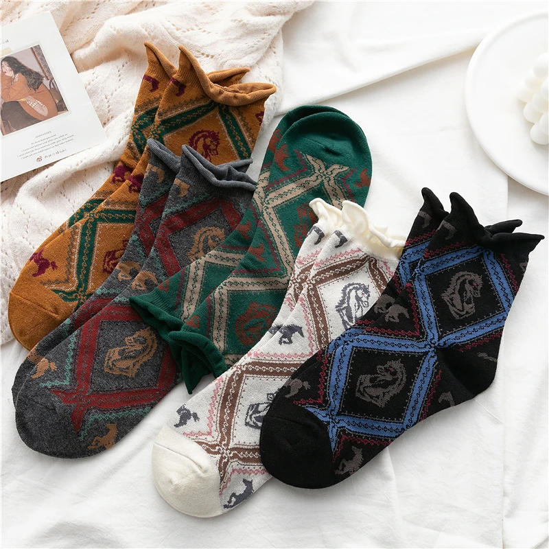 

Носки женские хлопковые в стиле «Ретро» с рисунком ромбиками и лошадьми