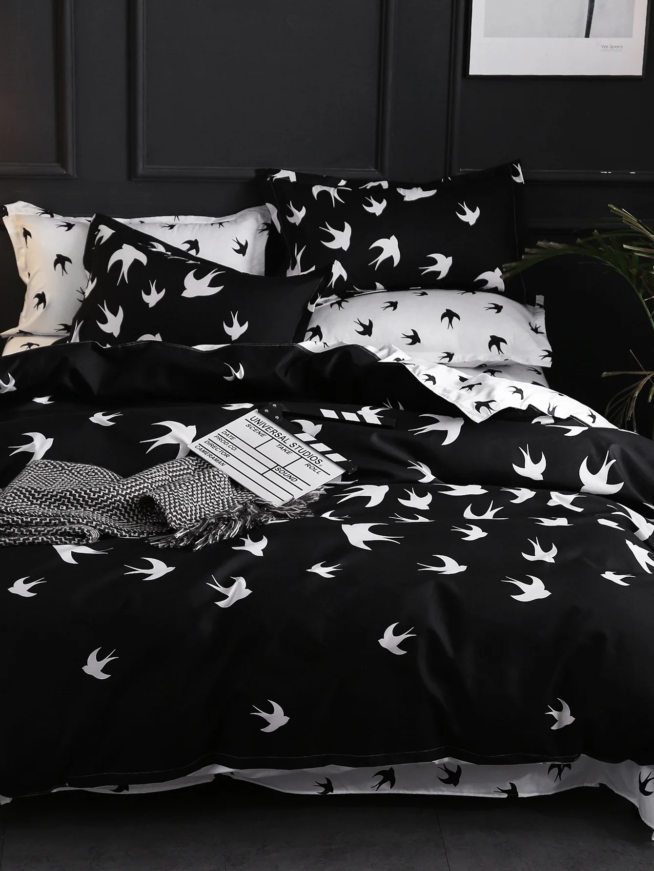 С яркими рисунками из мультфильма про динозавров планета дети мальчик роскошное