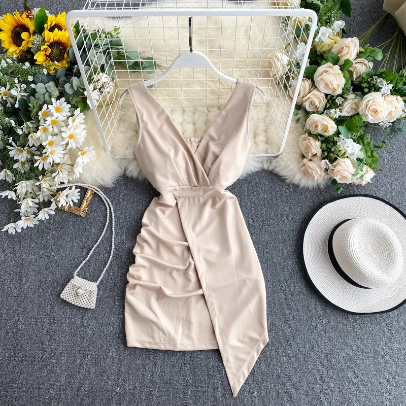 Женское асимметричное плиссированное платье с v-образным вырезом облегающее