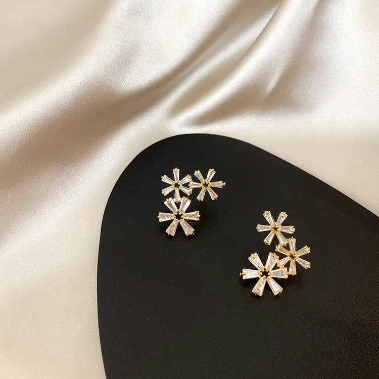 Женские серьги гвоздики с фианитами корейские блестящие 3 снежинками эффектные
