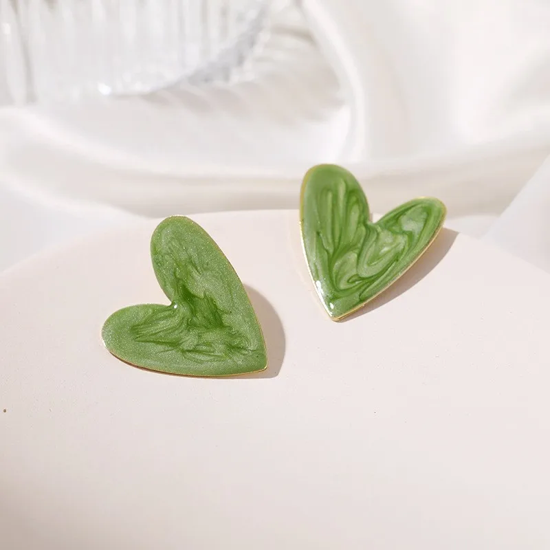 Женские серьги-гвоздики с эмалью черного цвета |