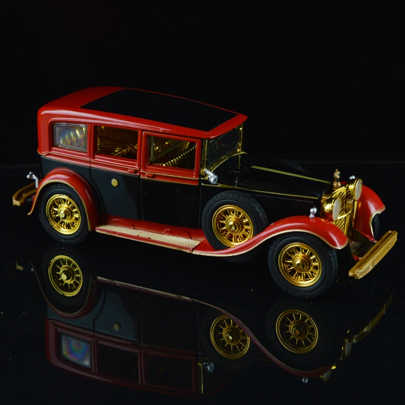 

1/28 Classic Car Retro Alloy Car Model Diecasts Metal Vehicles Toy Car Model Light Sound Simulation Old Car Ornament Collection