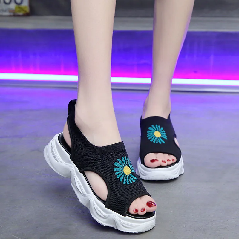 

Сандалии-гладиаторы летающие с вышивкой ромашки, пляжная обувь на платформе, сетчатые туфли для отдыха, кроссовки с открытым носком для бег...