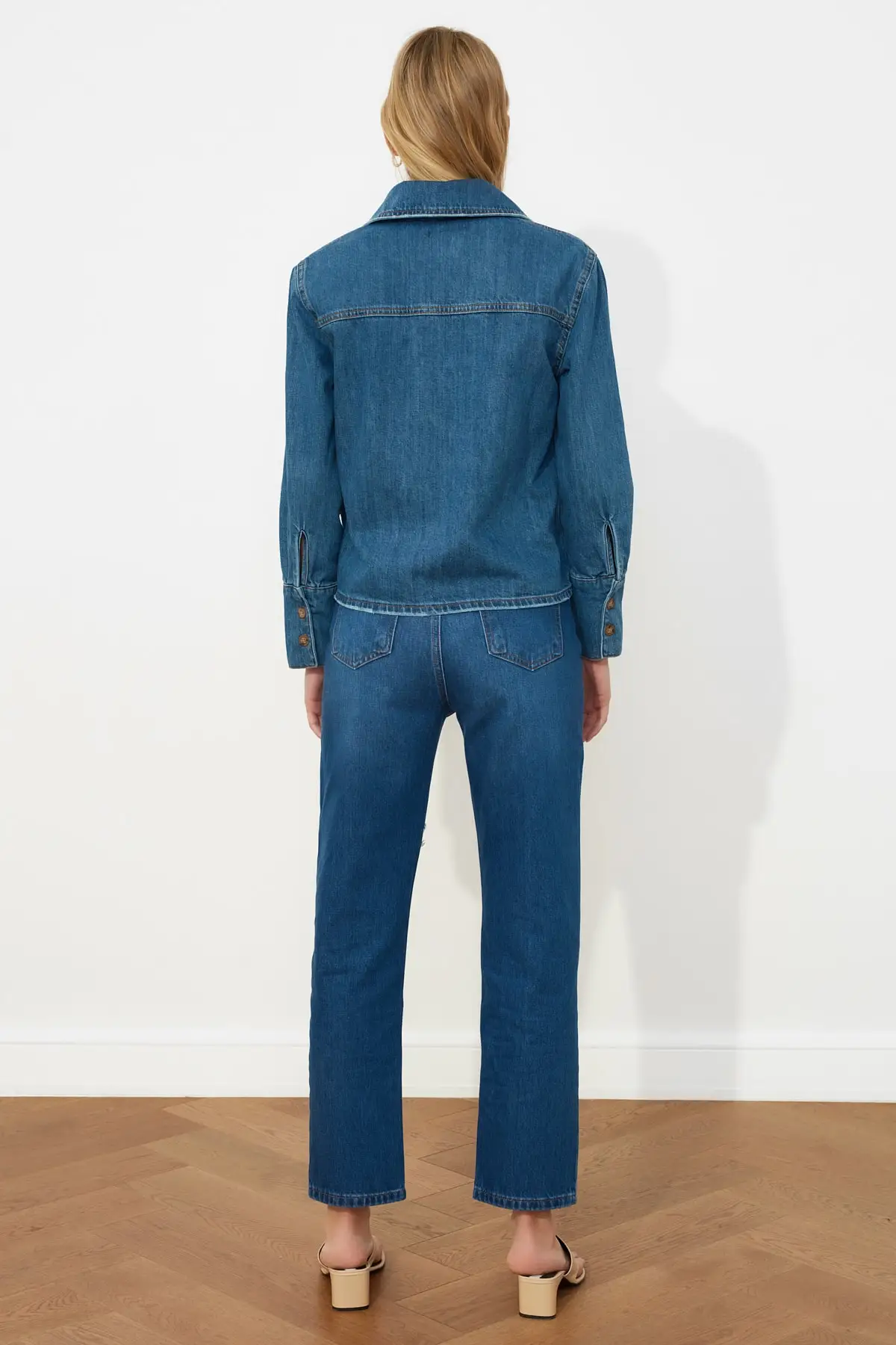 

Trendyol Mobile Detailed Denim Shirt TWOSS21GO0415