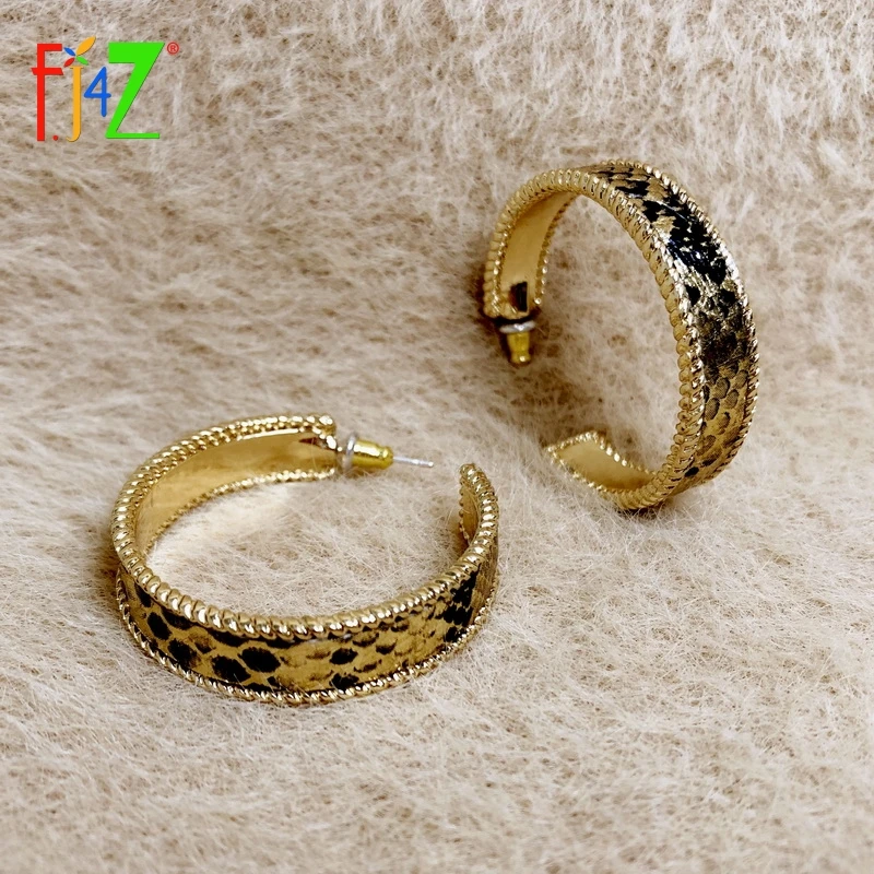 

F.J4Z 2020 Trend Earrings for Women Vintage Leopard Leather Face C Shape Hoop Earrings Lady Ear Hoops Christmas Gifts Dropship