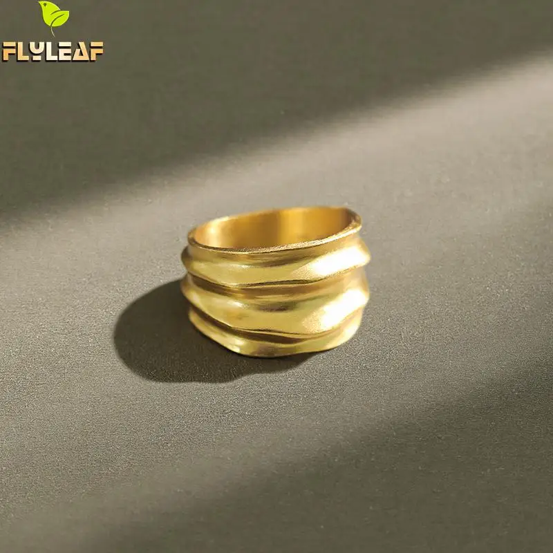 

Женские кольца в ширину с серебряной винтовой нитью