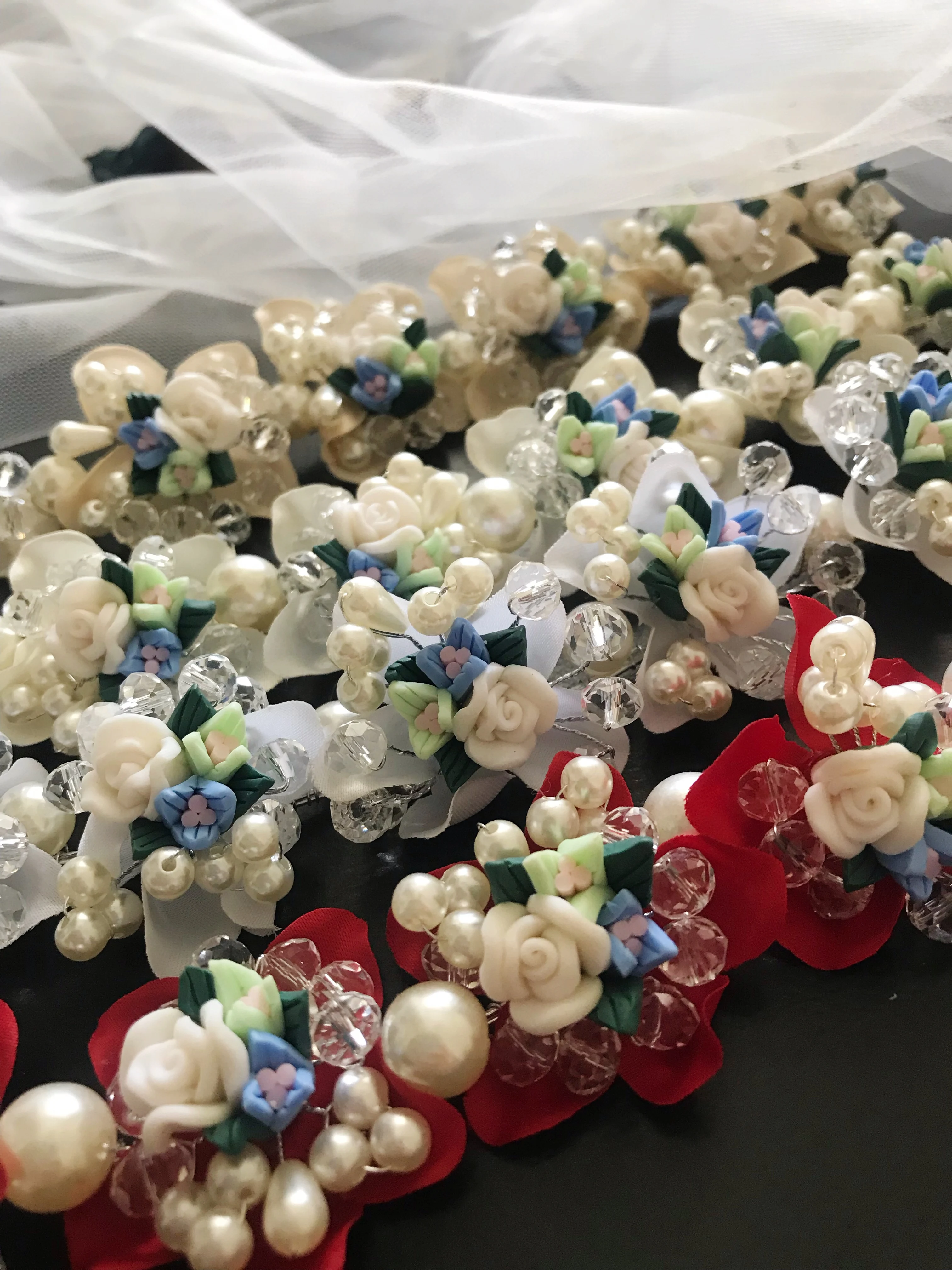 

Женский обруч для волос с жемчугом, белый обруч с цветами, свадебный аксессуар для волос в богемном стиле