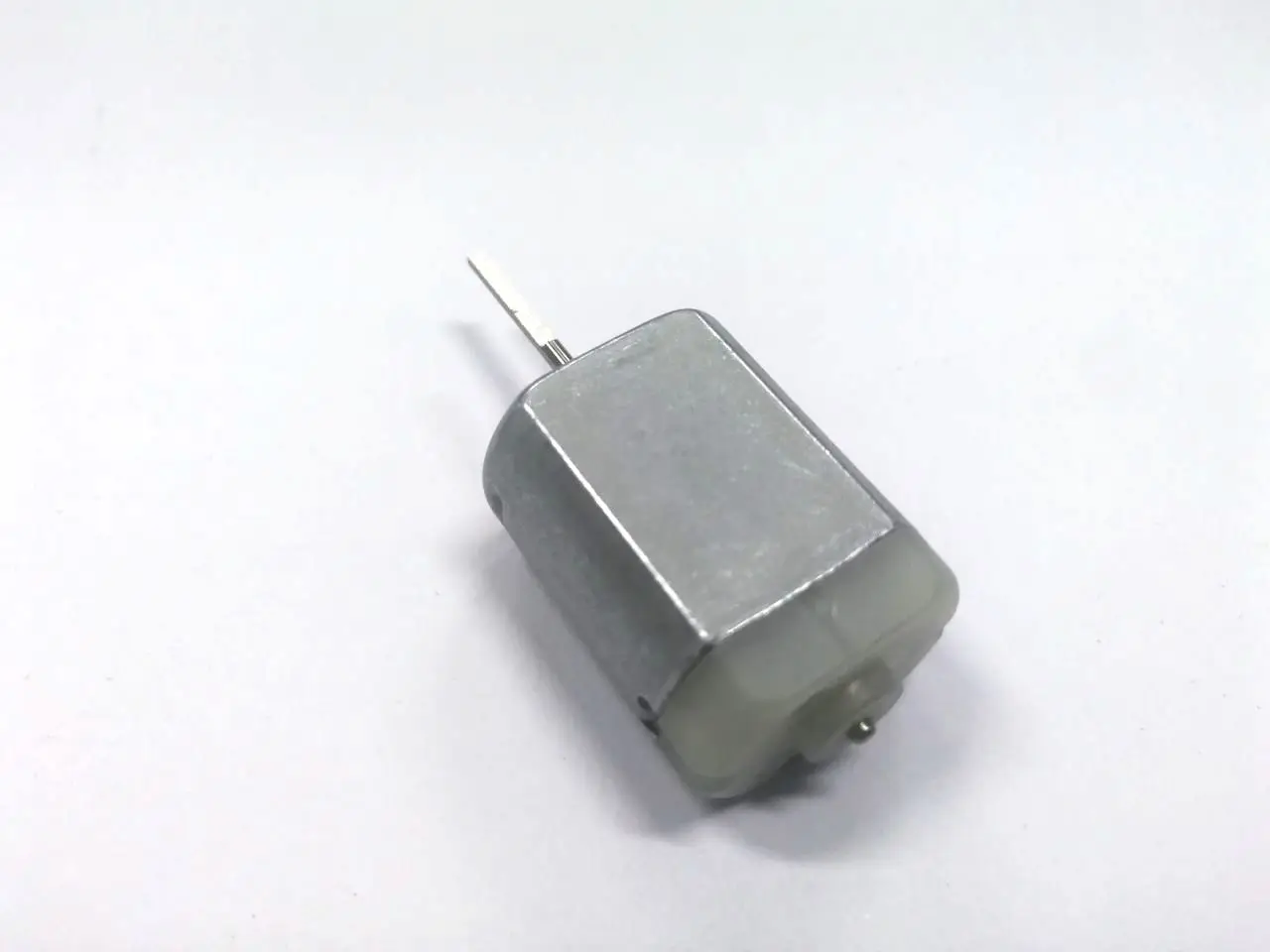 Привод центрального дверного замка с плоским валом диаметром 20 мм и длиной D для