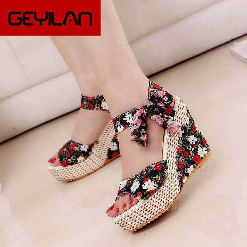 Женские летние женские сандалии на танкетке с цветочным принтом и бантом