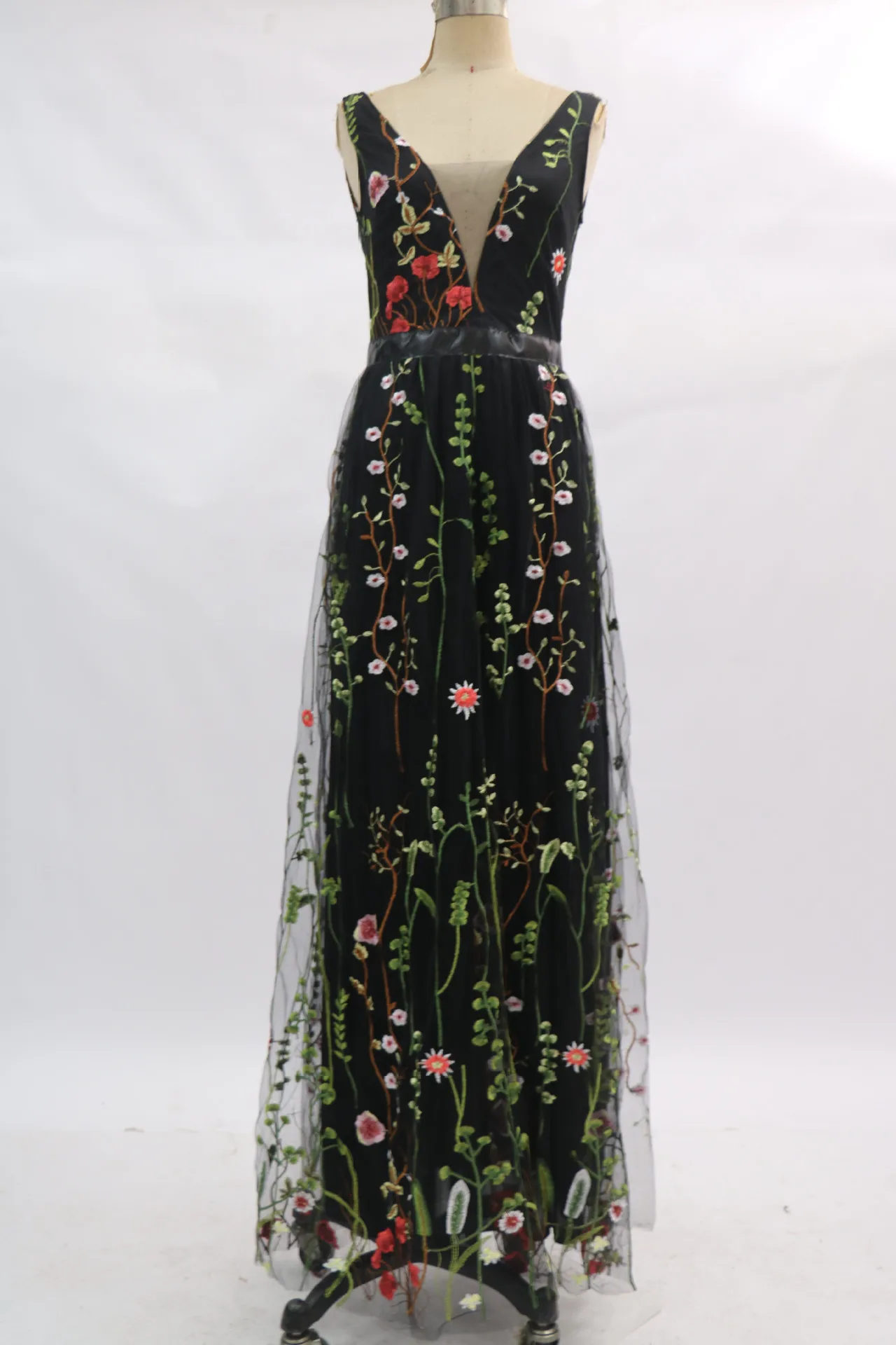 Сексуальное платье с глубоким v-образным вырезом и цветочной вышивкой черные