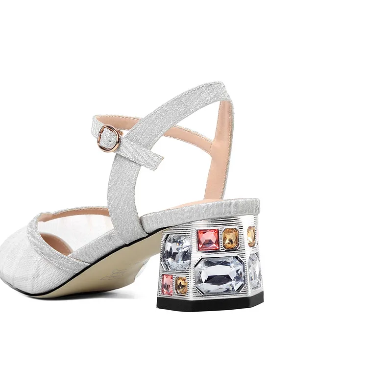 Яркими кристаллами Обувь с драгоценными камнями на среднем квадратном сандалии