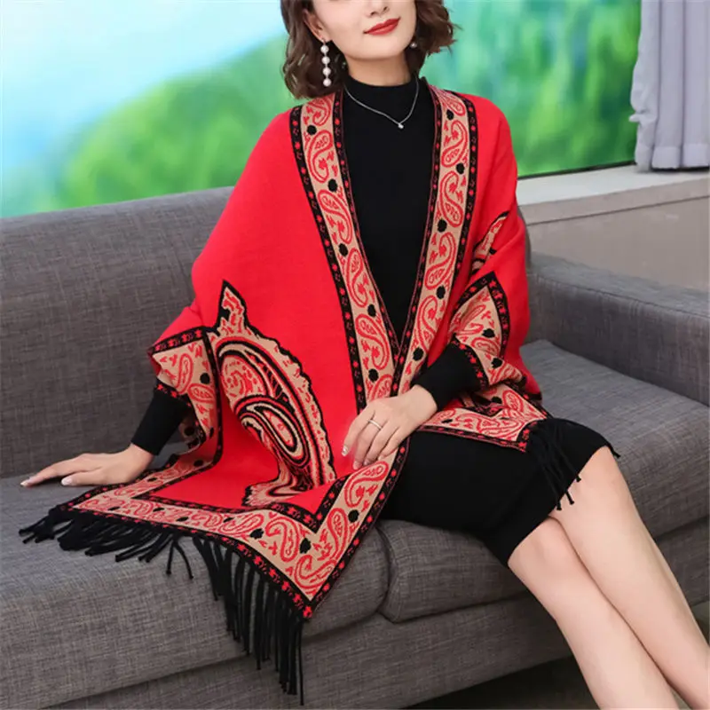 Модный теплый свитер с принтом в национальном стиле пончо кисточками женский