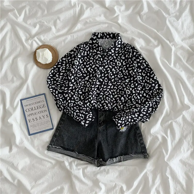 

2021 spring Korean long sleeve shirt black and White Retro large women's loose 200 Jin shirt