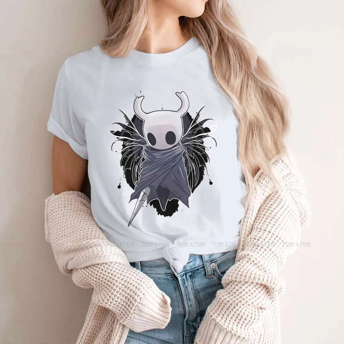 

Классные оригинальные хипстерские футболки с вырезами В рыцарском стиле Silksong Hallownest Hornet для женщин 5XL стильная тканевая уличная одежда футб...