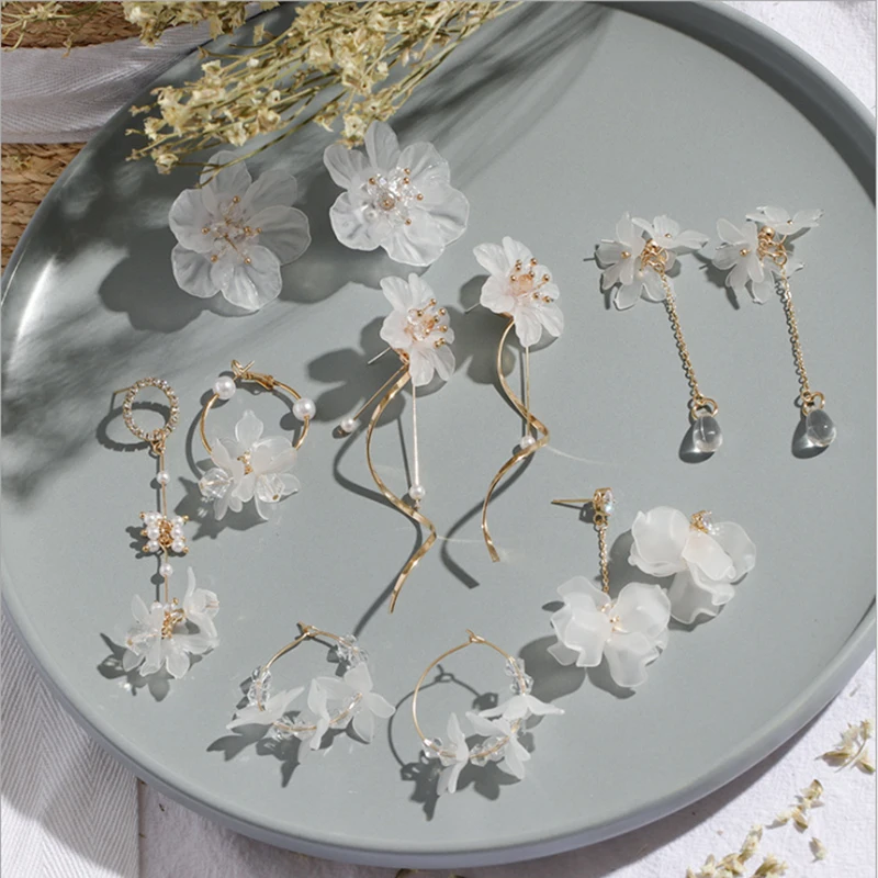 

S925 Модные милые нежные белые серьги-капли с цветком из смолы, модные корейские украшения, асимметричные золотые металлические висячие серь...