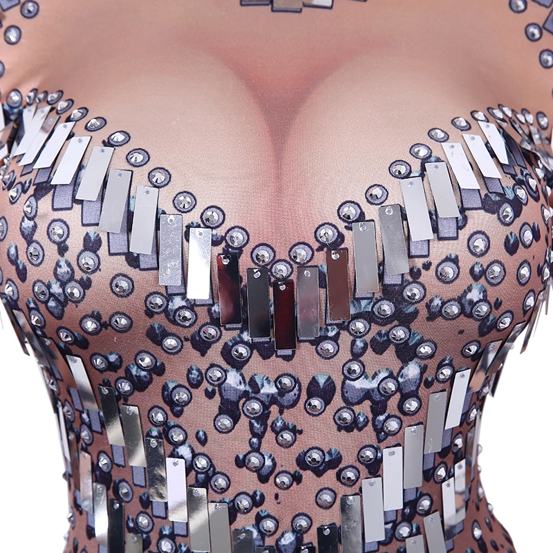 Белое черное блестящее яркое зеркальное платье с камнями сексуальные костюмы