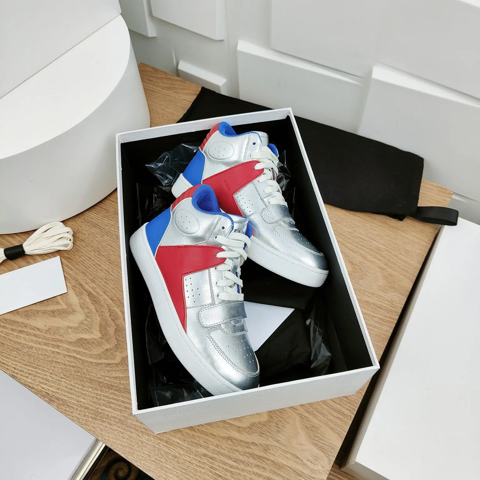 

Кроссовки женские из натуральной кожи на толстой подошве