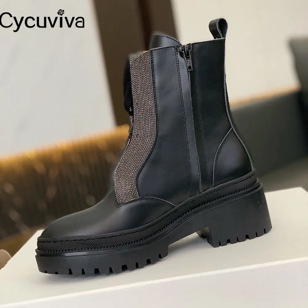 Π§Π΅ΡΠ½ΡΠ΅ ΠΆΠ΅Π½ΡΠΊΠΈΠ΅ ΠΠΎΡΠΈΠ½ΠΊΠΈ Martin ΠΈΠ· Π½Π°ΡΡΡΠ°Π»ΡΠ½ΠΎΠΉ ΠΊΠΎΠΆΠΈ Π½Π° ΠΌΠ°ΡΡΠΈΠ²Π½ΠΎΠΌ ΠΊΠ°Π±Π»ΡΠΊΠ΅, ΠΆΠ΅Π½ΡΠΊΠ°Ρ ΠΎΠ±ΡΠ²Ρ Π½Π° ΠΏΠ»ΠΎΡΠΊΠΎΠΉ ΠΏΠ»Π°ΡΡΠΎΡΠΌΠ΅ ΡΠΎ ΡΠ½ΡΡΠΎΠ²ΠΊΠΎΠΉ, ΠΆΠ΅Π½ΡΠΊΠΈΠ΅ Π±ΠΎΡΠΈΠ½ΠΊΠΈ Π§Π΅ΡΠ½ΡΠ΅ ΠΆΠ΅Π½ΡΠΊΠΈΠ΅ ΠΠΎΡΠΈΠ½ΠΊΠΈ Martin ΠΈΠ· Π½Π°ΡΡΡΠ°Π»ΡΠ½ΠΎΠΉ ΠΊΠΎΠΆΠΈ Π½Π° ΠΌΠ°ΡΡΠΈΠ²Π½ΠΎΠΌ ΠΊΠ°Π±Π»ΡΠΊΠ΅, ΠΆΠ΅Π½ΡΠΊΠ°Ρ ΠΎΠ±ΡΠ²Ρ Π½Π° ΠΏΠ»ΠΎΡΠΊΠΎΠΉ ΠΏΠ»Π°ΡΡΠΎΡΠΌΠ΅ ΡΠΎ ΡΠ½ΡΡΠΎΠ²ΠΊΠΎΠΉ, ΠΆΠ΅Π½ΡΠΊΠΈΠ΅ Π±ΠΎΡΠΈΠ½ΠΊΠΈ