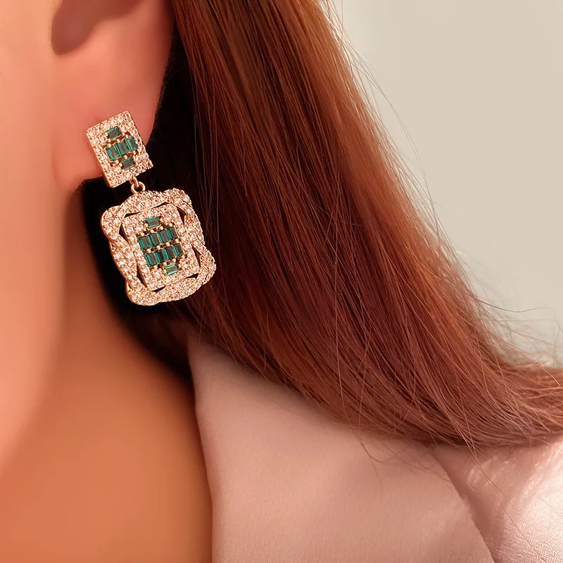 

Hollow pattern inlaid with green diamond retro flower luxury earrings high sense Joker Mori 925 silver needle earrings