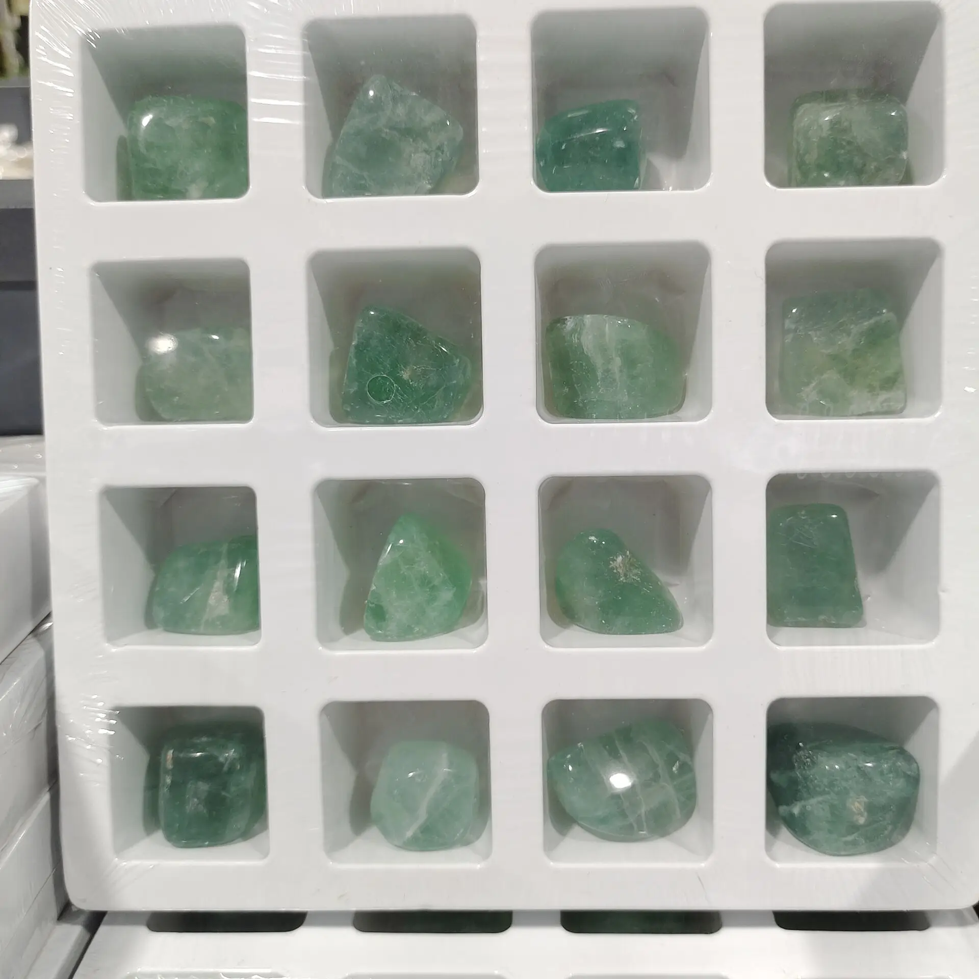

1 box Natural Stone Crystal Mineral Green Fluorite Stone Home Decoration Carving DIY Material Energy Wheel Pulse Healing Crystal