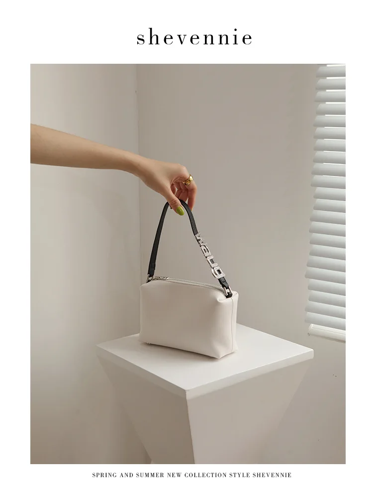 

Новинка 2021 женская маленькая квадратная сумка из шелка и коровьей кожи с алмазными буквами женская сумка модная маленькая сумка для подмыш...