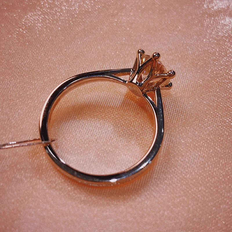 

Кольцо из серебра 925 пробы с муассанитом, 6 когтей, романтический дизайн в виде короны, 1 карат, круглое, отличная огранка, цветное обручальное кольцо DF для годовщины помолвки