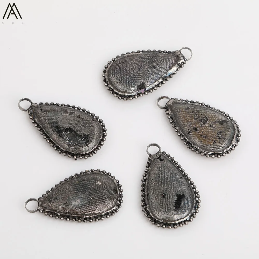 Ожерелье с подвеской из драпировки и агата позолоченными металлическими каплями