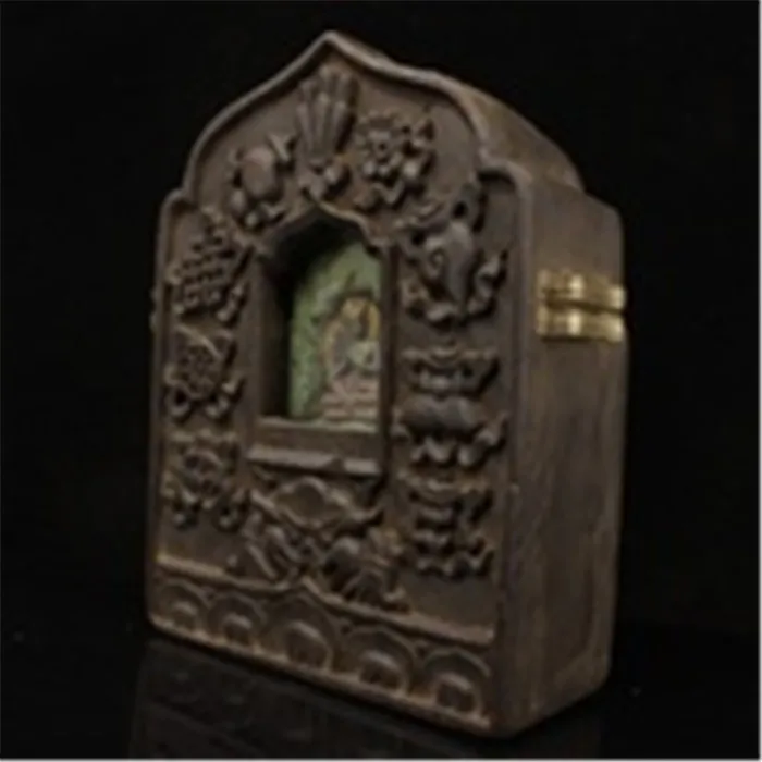 Тибетские монахи в Китае принимают старый чистый ручной резьба по дереву для