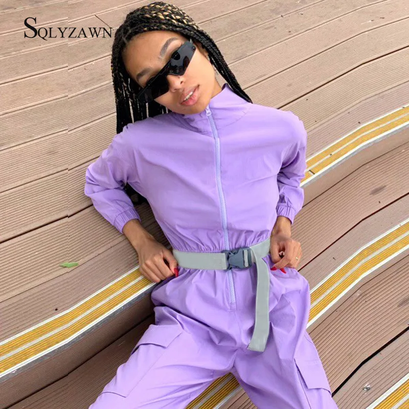 Женский атласный комбинезон с карманами повседневный фиолетового цвета