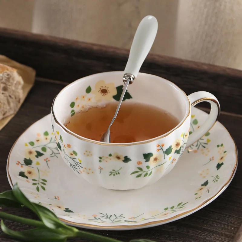 Роскошные костяной фарфор чашка красный чайные сервизы фарфоровые Nordic и блюдце