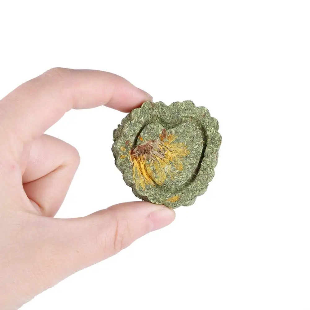 Хомяк жевательный в форме сердца Травяной торт с цветами для чистки зубов