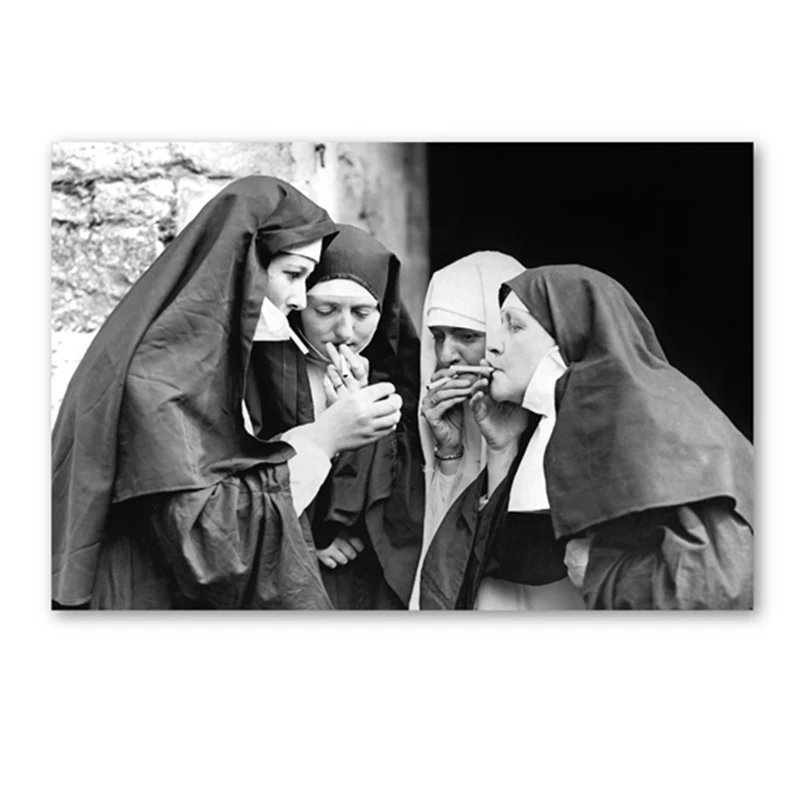 Черно-белый плакат с винтажными фотографиями курительных монахин забавная