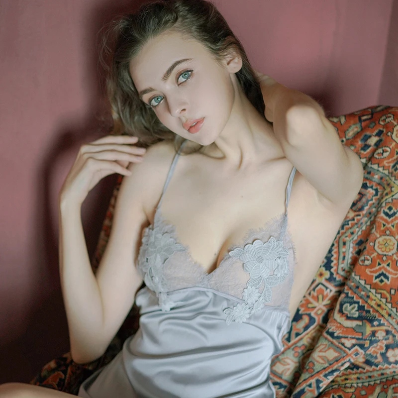 Женская ночная рубашка на бретелях однотонная кружевная с цветочным принтом