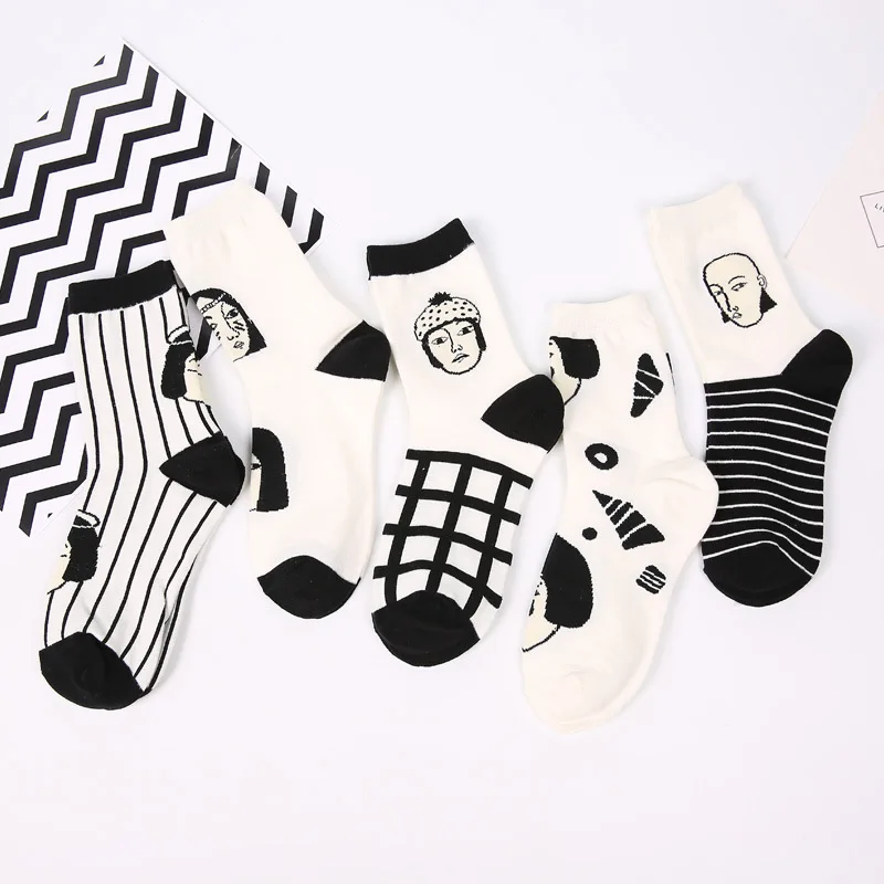 

New Japanese Cotton Mid-barrel Female Socks 2019 New Black and White Cartoon Cotton Fashion All-cotton Socks Winter Socks