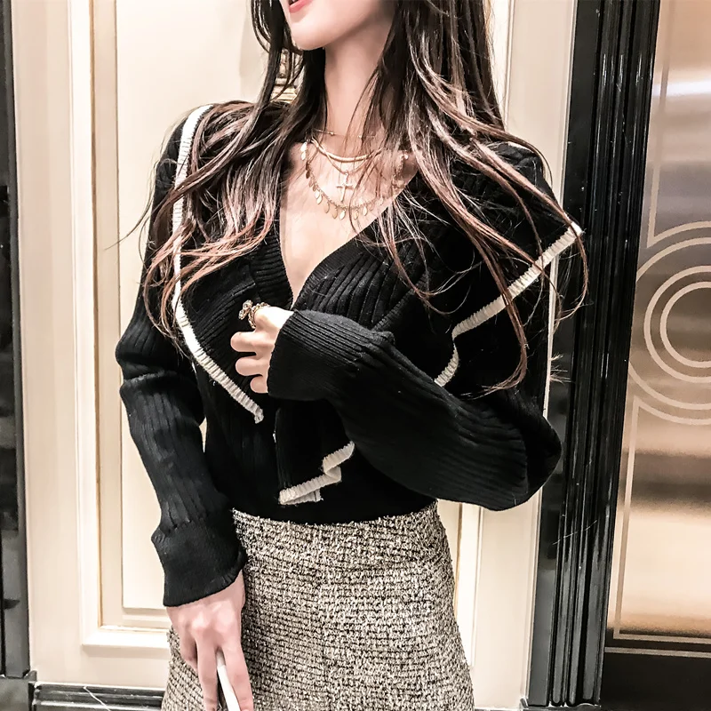 Кардиган женский трикотажный однобортный с V образным вырезом и оборками| |