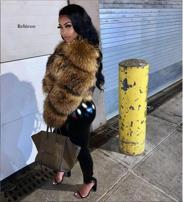 Женская шуба из искусственного меха енота зимняя теплая пушистая короткая