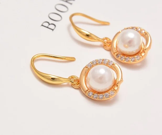 

Free shipping Simple round pearl shell female earrings European and American fashion ear hook jewelry 2019 Korean temperament