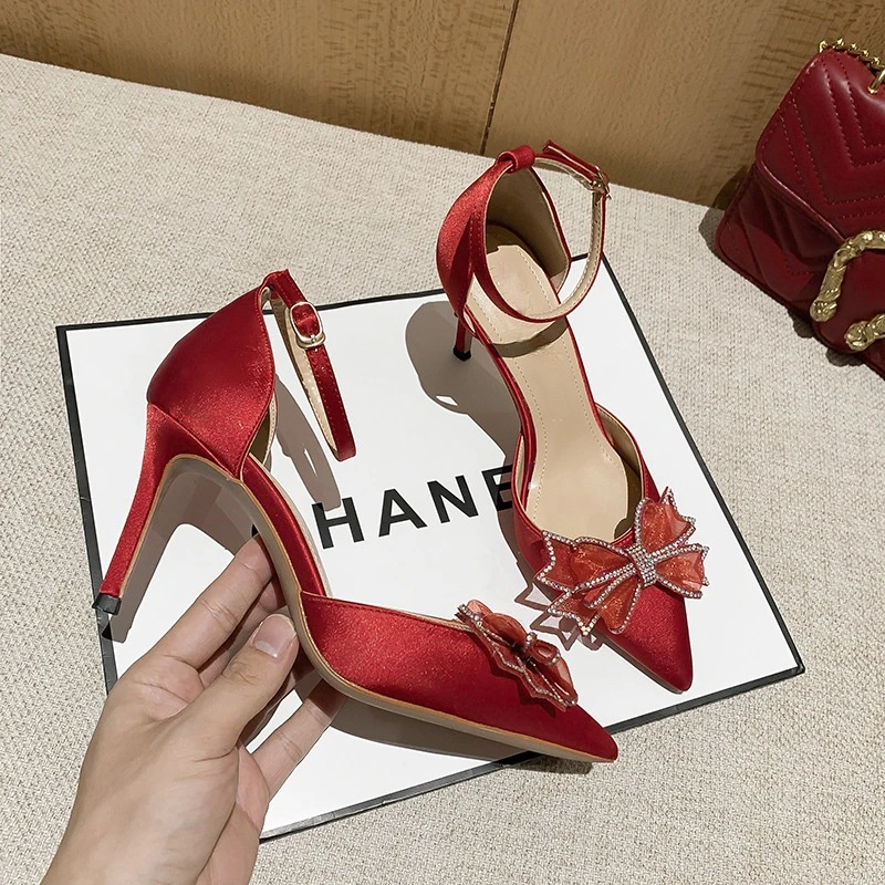

2021 Летние босоножки женская обувь новый все-матч с острым носком и бантиком, на каблуке средней высоты, с коробка стразы; Туфли на шпильках; Т...
