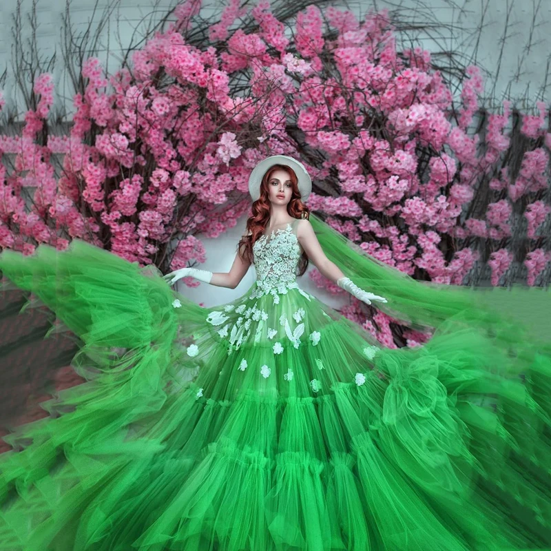 

Elegant Green Evening Gowns Scoop Neckline Short Sleeves Prom Gowns With White Lace Applique A-Line Tiered Ruffle Party Gowns