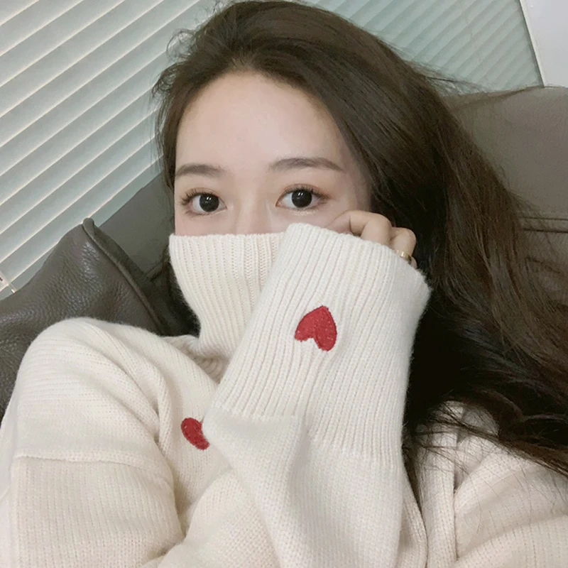 Свитер женский трикотажный с высоким воротником и узором в виде сердечек |