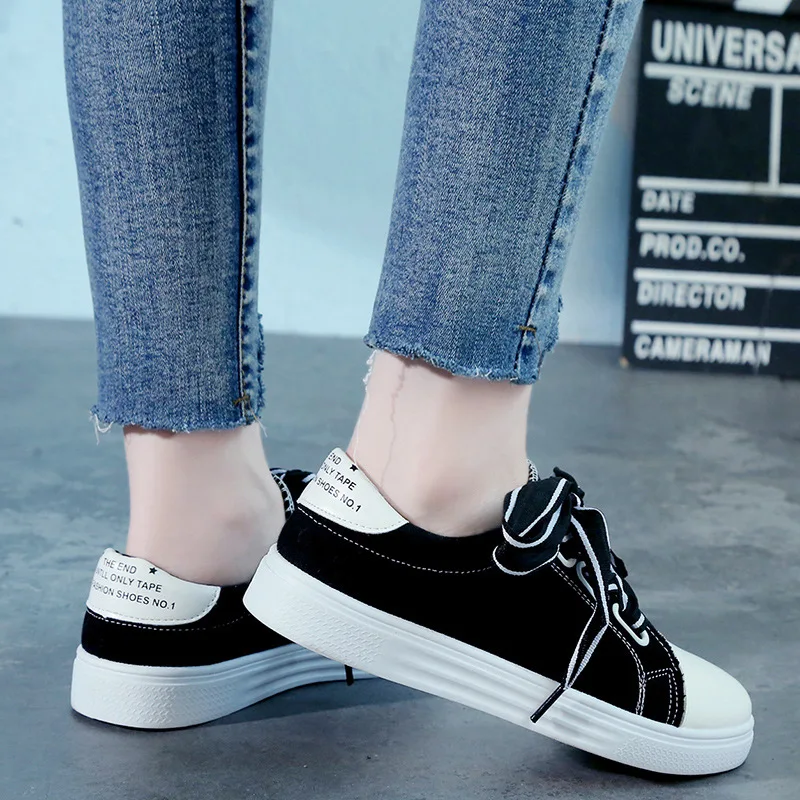 Женская повседневная обувь на шнуровке белые однотонные удобные кроссовки