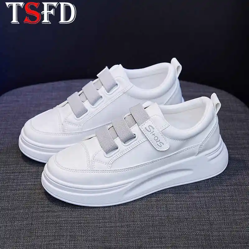 Кожаные женские кроссовки с низким берцем спортивные на платформе для бега белые