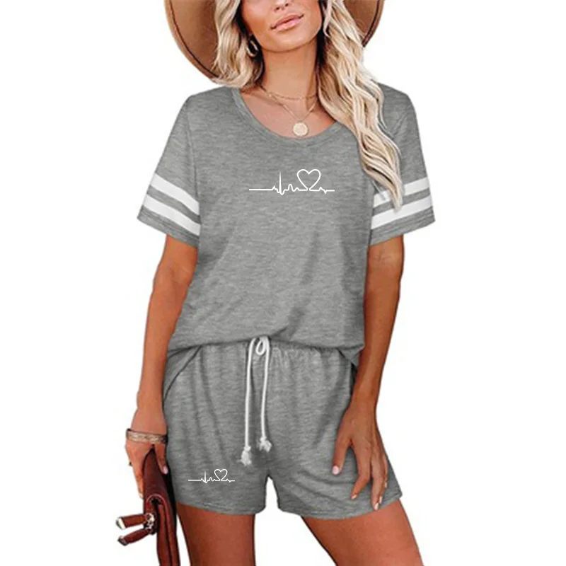 

Костюм с шортами, женский летний комплект с футболкой с коротким рукавом и шортами, футболка в полоску, шорты с карманами, повседневный женс...