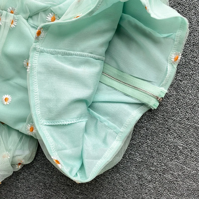 Женская блузка с вышивкой коротким рукавом и квадратным вырезом лето 2020 | одежда