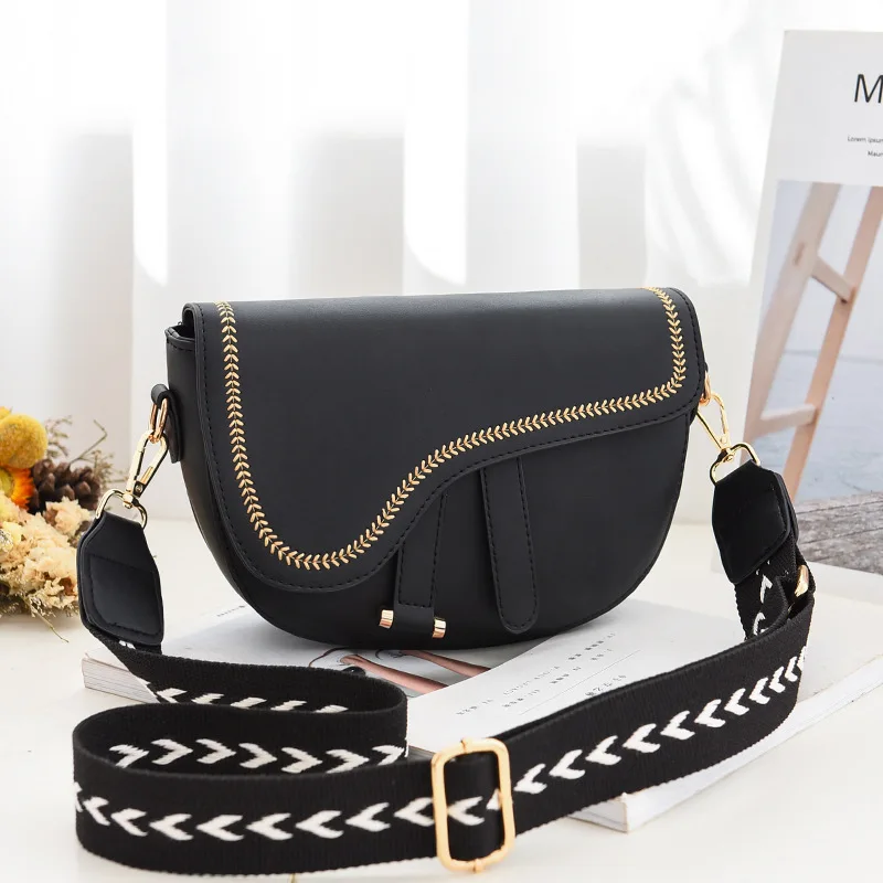 

2021 New Summer Women's Pillow Bag Classic Woven Handbag for Ladies Light Luxury Fashion Single Shoulder Flaps Messenger Purse