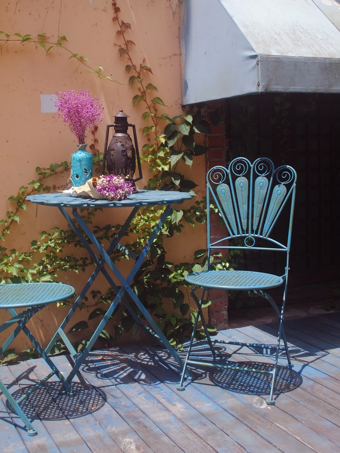 

American Rural Iron Art Retro Outdoor Folding Table And Chair Suite Outdoor Courtyard Table And Chair Three-piece Garden Balcony